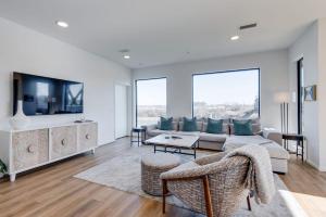 Boutique Condo on Nashville Riverfront- Park Free