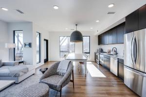 Boutique Condo on Nashville Riverfront- Park Free