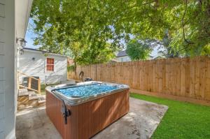 Getaway Nr Midtown, DT, TSU Hot tub Game Room