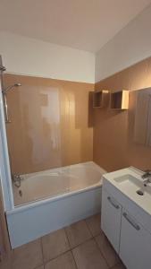 Appartements Studio Albatros en RDJ avec Terrasse, Parking prive, Piscine, proche Golf St Donat : photos des chambres