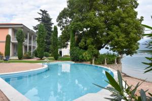 Cozy apartment on the lake, with pool, terrace and free parking - Casa Felice