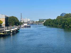 EIFFEL TOWER SEINE RIVER VIEW PARIS 88 square meters