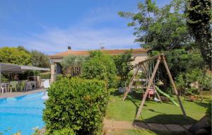 Maisons de vacances Cozy Home In Bedarrides : photos des chambres