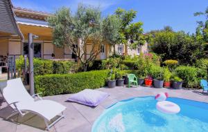 Maisons de vacances Cozy Home In Bedarrides : photos des chambres