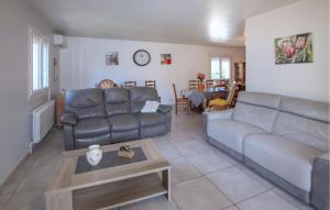 Maisons de vacances Cozy Home In Bedarrides : Maison de Vacances 3 Chambres 