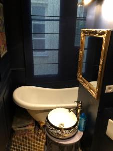 Room F - Louvre Museum - Shared bathroom with host