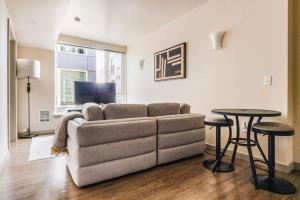 Blueground PikePine balcony nr Volunteer Park SEA-893