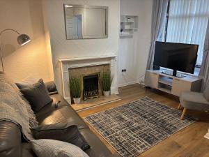 Cozee 2-bed home in WV11 nr New Cross Hospital M6 & M54