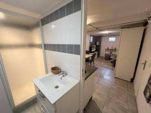 Appartements Paradix - Appartement en demi sous-sol dans maison a Argenteuil : photos des chambres