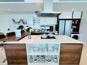 2BR 4Beds Luxury Condo Pool & Fitness