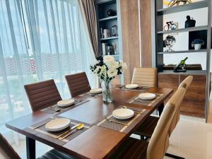 2BR 4Beds Luxury Condo Pool & Fitness