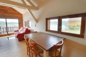 Rare petit chalet sur le lac barque à rames clim