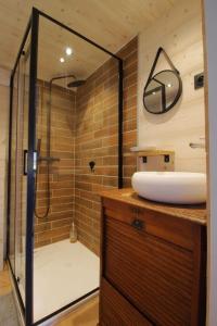 Rare petit chalet sur le lac barque à rames clim