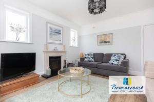 NEWSTEAD HOLIDAY HOME by BOURNECOAST - A Family Home with Garden, Patio, Summer House and Parking - HB10659