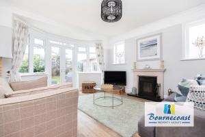 NEWSTEAD HOLIDAY HOME by BOURNECOAST - A Family Home with Garden, Patio, Summer House and Parking - HB10659