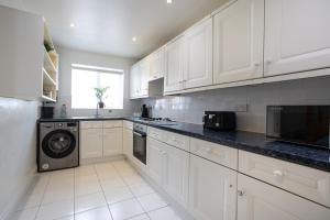 Courtsknap Contractors Sleeps 9 Free Parking WiFi