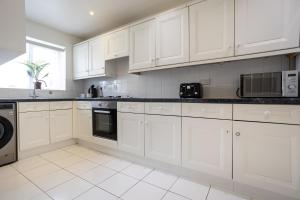 Courtsknap Contractors Sleeps 9 Free Parking WiFi