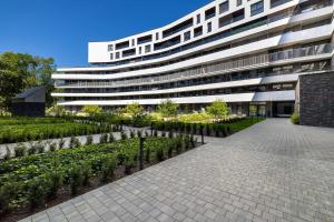 Cosy Apartment in Cracow with Parking, Desk and Balcony by Noclegi Renters
