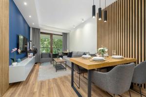 Cosy Apartment in Cracow with Parking, Desk and Balcony by Noclegi Renters