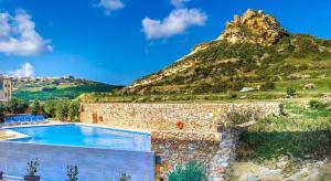 Entire Apartment I Pool Access I Walk to Beach