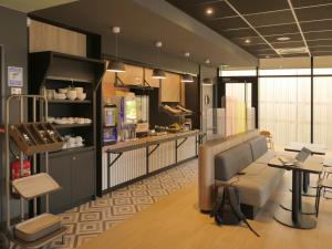 Hotels B&B HOTEL Carcassonne Rocadest La Cite : photos des chambres