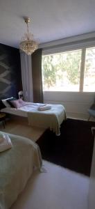 Avara huoneisto, lasitettu parveke, kaksi weeceetä