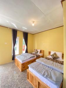 WISMA SUNRISE GUEST HOUSE 10 minutes by walking to the big fruit market in Berastagi