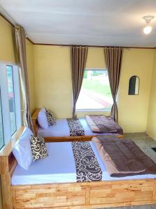 WISMA SUNRISE GUEST HOUSE 10 minutes by walking to the big fruit market in Berastagi