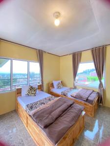 WISMA SUNRISE GUEST HOUSE 10 minutes by walking to the big fruit market in Berastagi