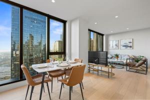 Luxury 3BR in Melbourne CBD with Skyline Views, Pool, Gym, Sauna