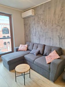 Metro Wola Apartment with Parking & AC next to Warsaw Rising Museum by Noclegi Renters