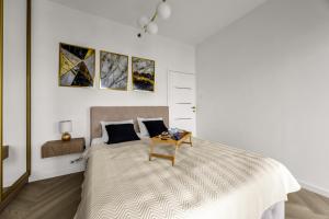 Wola Apt - Air Con, Parking & Balcony - by Rentujemy