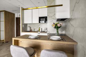 Wola Apt - Air Con, Parking & Balcony - by Rentujemy