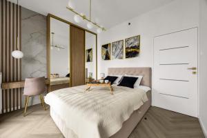 Wola Apt - Air Con, Parking & Balcony - by Rentujemy