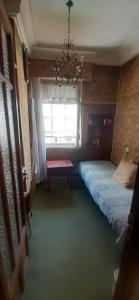 habitación pequeñita con baño compartido