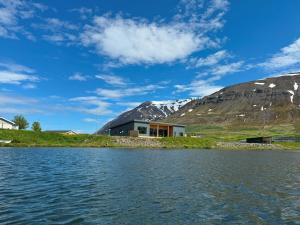 Bakkabyggd - A lake view villa