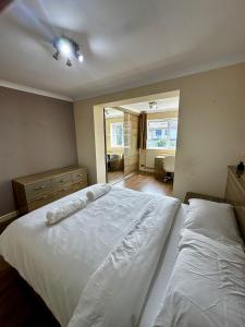 Spacious Ensuite Room With Garden View