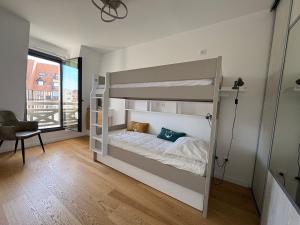 Elégance & Confort, Proche place Morny, 3 Pièces, 2 Sdb, 2 WC, Balcon, Parking, Wifi ultra haut-débit, tout à pied