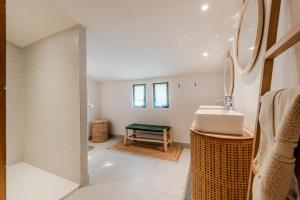 Maisons de vacances Gorgeous village home with heated pool, ideally located : photos des chambres
