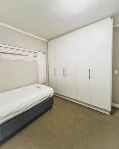 Spacious 2 bedroom Apt near Canal Walk