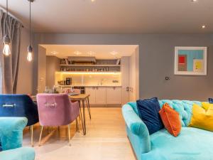 Stylish 2-Bed Flat Near Portobello Notting Hill Pass the Keys