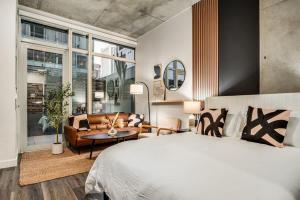 Boulevard Stays Downtown Highrise STU Sky Pool Parking Gym 02