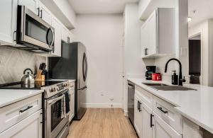 Boulevard Stays Quiet Modern 1BR Pickleball Pool Parking Gym 01