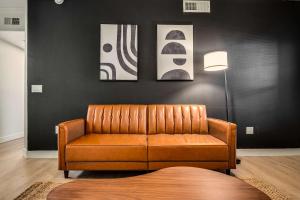 Boulevard Stays Quiet Modern 1BR Pickleball Pool Parking Gym 01