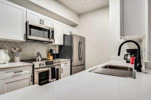 Boulevard Stays Quiet Modern 1BR Pickleball Pool Parking Gym 01