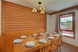 ARC 1950 - Appartement 10 personnes Duplex Cheminée - ski aux pieds - Sauna, Hammam, Jacuzzi, Piscine