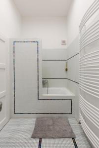 Jewish Quarter nightlife 2 room apartment with AC