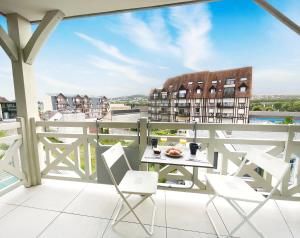 Elégance & Confort, Proche place Morny, 3 Pièces, 2 Sdb, 2 WC, Balcon, Parking, Wifi ultra haut-débit, tout à pied