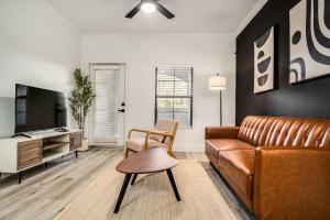 Boulevard Stays Quiet Modern 1BR Pickleball Pool Parking Gym 07