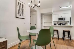 Boulevard Stays Quiet Modern 1BR Pickleball Pool Parking Gym 08